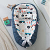 Réducteur de lit bébé avec motifs voitures et contour bleu marine - Bébé Lova