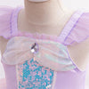 Gros plan sur le haut de la robe sirène ArielDress avec volant transparent et bijou décoratif - Bébé Lova