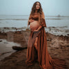 Robe de grossesse marron fluide portée sur une plage au style bohème et naturel - Bébé Lova