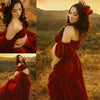 Collage photo de grossesse avec robe rouge fluide et fleurs dans les cheveux au coucher du soleil - Bébé Lova