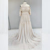 Robe de grossesse beige clair en chiffon présentée sur mannequin avec style bohème romantique - Bébé Lova