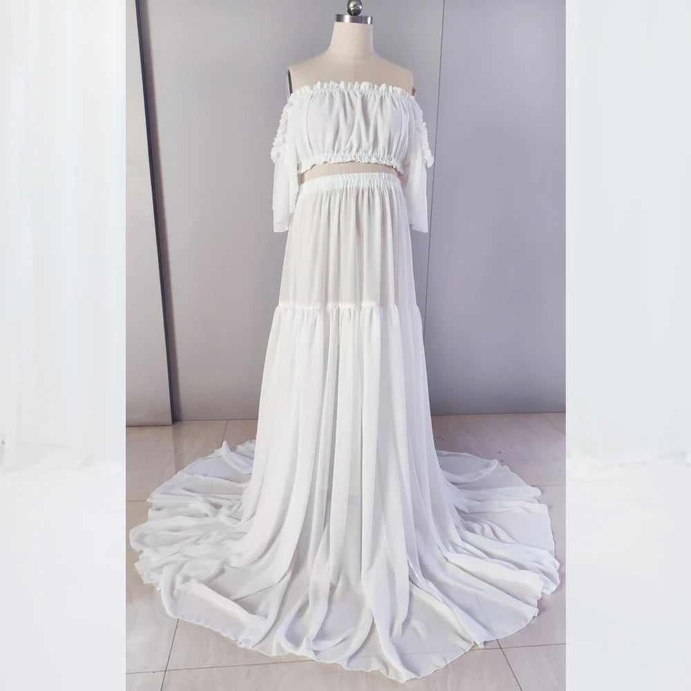 Robe maternité ivoire fluide avec longue traîne et épaules dénudées sur mannequin - Bébé Lova