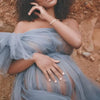 Robe maternité SheerPhoto bleu ciel roche extérieur photoshoot grossesse - Bébé Lova