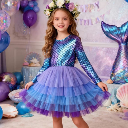 Petite fille portant la robe sirène MermailTull lors d'une fête d'anniversaire sur le thème marin - Bébé Lova