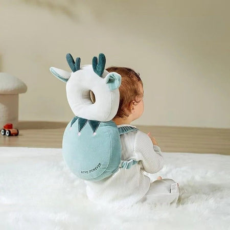 Bébé assis de dos portant le sac anti-chute protection tête modèle cerf bleu - Bébé Lova