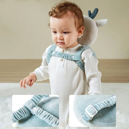 Bébé de face équipé du sac anti-chute cerf avec zoom sur les sangles et boucles réglables - Bébé Lova