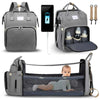 Sac à langer gris présenté avec port USB, poches biberons, attaches poussette et lit bébé déplié - Bébé Lova