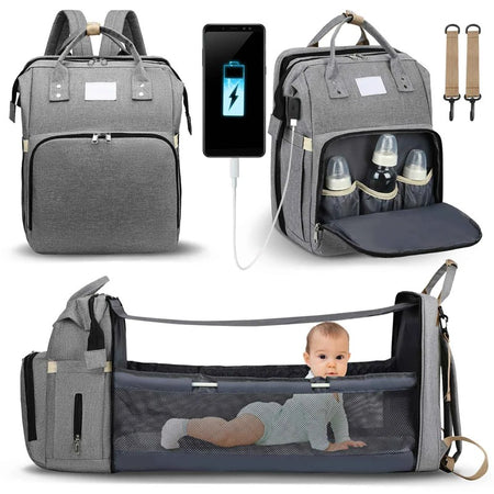 Sac à langer gris présenté avec port USB, poches biberons, attaches poussette et lit bébé déplié - Bébé Lova
