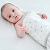 Gros plan bébé sac emmaillotage ShockFree motif étoiles éveillé apaisé - Bébé Lova
