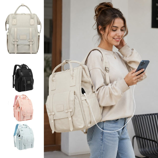 Femme portant le sac à langer beige avec port USB, décliné en noir, rose et bleu - Bébé Lova