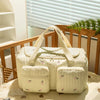 Sac à langer EmbroidyMom avec motifs fleurs dans une chambre de bébé chaleureuse - Bébé Lova