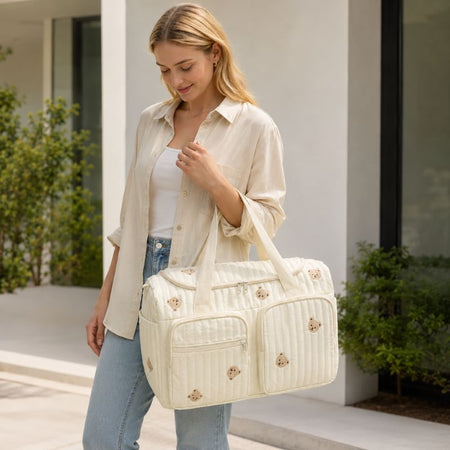 Maman portant un sac à langer brodé avec motifs ours EmbroidyMom en extérieur - Bébé Lova