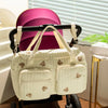 Sac à langer EmbroidyMom accroché à une poussette pour les sorties bébé - Bébé Lova