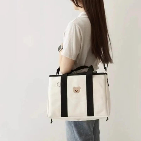 Sac à langer compact NappyPack porté à l’épaule par une maman moderne - Bébé Lova
