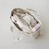 Intérieur du sac à langer compact NappyPack avec accessoires bébé organisés - Bébé Lova