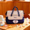 Sac à langer BearBag bleu présenté avec biberons et accessoires pour bébé - Bébé Lova