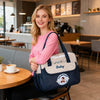 Sac à langer BearBag bleu marine utilisé lors d'une sortie au café - Bébé Lova