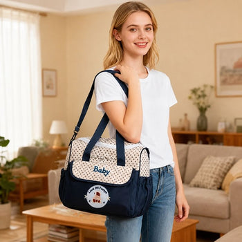 Sac à langer BearBag porté à l'épaule par une maman dans un salon moderne - Bébé Lova