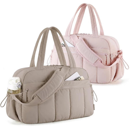 Sac à langer sport imperméable présenté en coloris taupe et rose, vu de trois quarts - Bébé Lova
