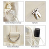 Détails du sac à langer sport crème : cordon élastique de serrage, zip fluide, anneau D métallique et poche latérale - Bébé Lova