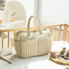 Sac à langer beige posé dans une chambre de bébé au style naturel et chaleureux - Bébé Lova
