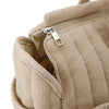 Gros plan sur la fermeture éclair métallique du sac à langer beige - Bébé Lova