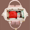 Vue de dessus de l'intérieur ouvert du sac à langer rempli d'accessoires de bébé - Bébé Lova