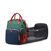 Sac à langer de voyage tricolore vert, marine et rouge avec station à langer dépliée - Bébé Lova