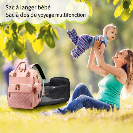 Sac à langer bébé et sac à dos de voyage multifonction utilisé par une maman en extérieur - Bébé Lova