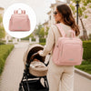 Sac à langer imperméable premium rose porté lors d’une promenade avec bébé en poussette - Bébé Lova