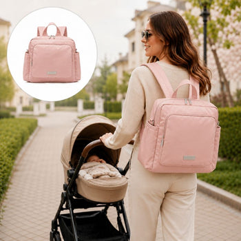 Sac à langer imperméable premium rose porté lors d’une promenade avec bébé en poussette - Bébé Lova