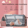 Bébé confortablement installé dans le lit de voyage pliable FoldNest avec protection moustiquaire - Bébé Lova