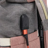 Détail du connecteur USB externe intégré sur le côté du sac FoldNest - Bébé Lova