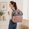 Jeune maman portant le sac à langer FoldNest dans une chambre de bébé moderne - Bébé Lova