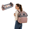 Maman portant le sac à langer convertible en lit de voyage FoldNest sur le dos dans une chambre de bébé - Bébé Lova