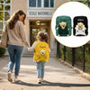 Maman et enfant se rendant à l'école maternelle, l'enfant portant le sac à dos jaune personnalisé, avec aperçu des coloris vert et noir - Bébé Lova