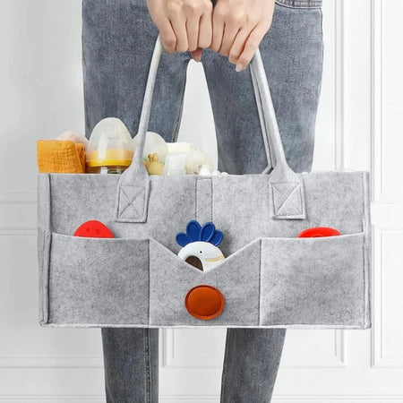 Sac de rangement à couches en feutre gris transporté à la main, rempli d'affaires de bébé - Bébé Lova