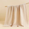 Serviette de bain bébé beige suspendue sur barre en bois - Bébé Lova