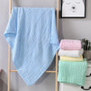 Grande serviette de bain bébé bleue suspendue sur une échelle en bois - Bébé Lova