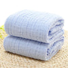 Serviette de bain bébé bleue pliée en mousseline douce et respirante - Bébé Lova
