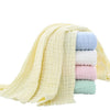 Serviettes de bain bébé en mousseline 6 couches coloris pastel empilées et dépliées - Bébé Lova