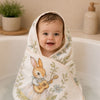 Bébé enveloppé dans une serviette en gaze de coton motif lapin musicien au sortir du bain - Bébé Lova