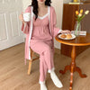 PajamaSet rose tenue lifestyle moment café tulipes intérieur cosy - Bébé Lova