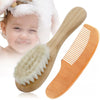 Set brosse et peigne bébé en bois présenté avec enfant pendant le bain - Bébé Lova
