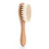 Brosse bébé en bois avec poils ultra doux vue de profil pour massage délicat du cuir chevelu - Bébé Lova