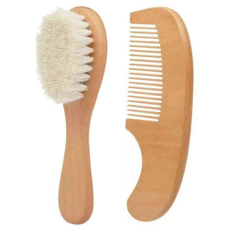 Ensemble classique brosse douce et peigne bébé en bois sur fond clair - Bébé Lova