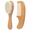 Ensemble classique brosse douce et peigne bébé en bois sur fond clair - Bébé Lova