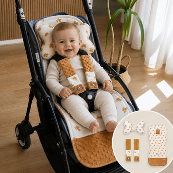 Bébé souriant assis dans une poussette équipée de l'ensemble motif feuilles ocre avec encart des accessoires - Bébé Lova
