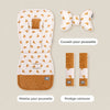 Présentation légendée de l'ensemble feuilles ocre : matelas, coussin et protège-ceintures de poussette - Bébé Lova