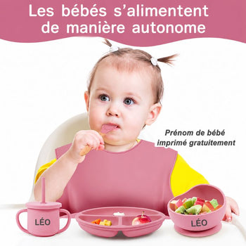Bébé utilisant un set vaisselle silicone personnalisé pour manger de manière autonome - Bébé Lova